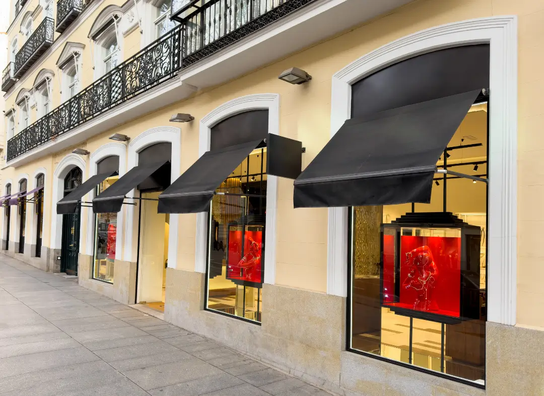 Façade vitrine de magasin en aluminium sur mesure à Vaux-sur-Mer